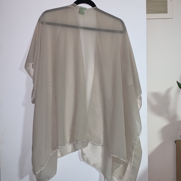 Grato cream shawl - Picture 3 of 3